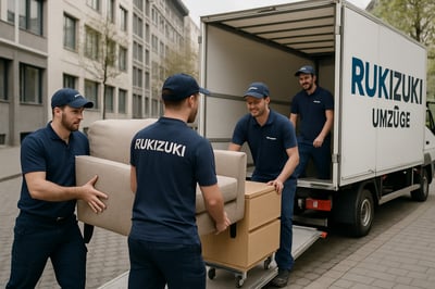 Professionelles Umzugsteam von Rukizuki beim Verladen von Möbeln in Frankfurt